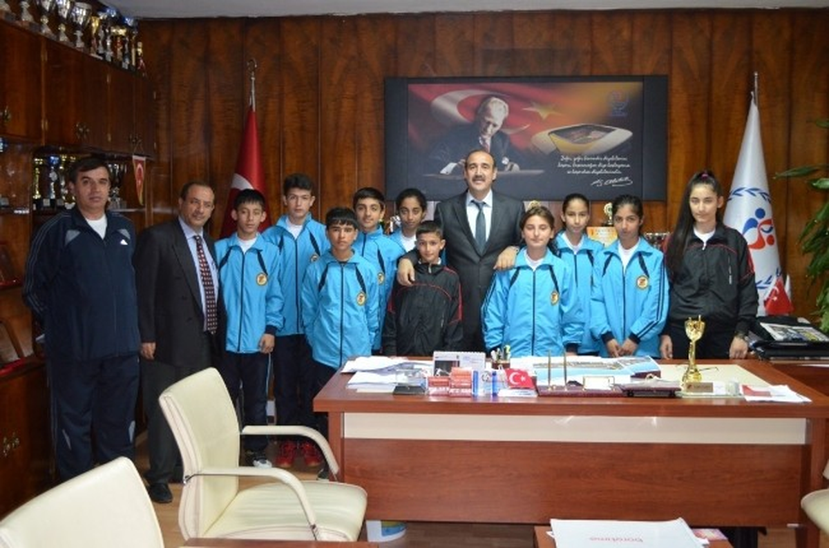 Badmintoncular İl Müdürü Fındıklı\'yı Ziyaret Etti