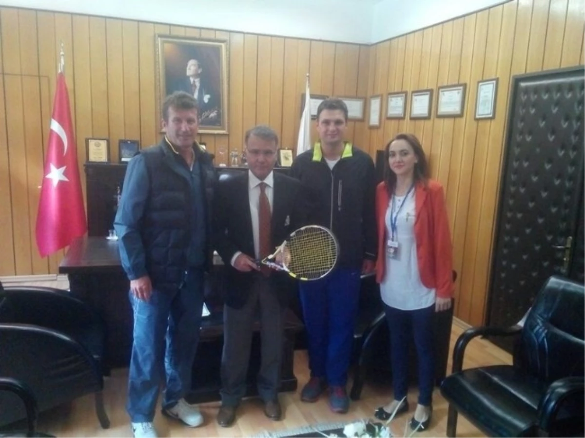 Burhaniye\'de Tenis Turnuvası Start Aldı
