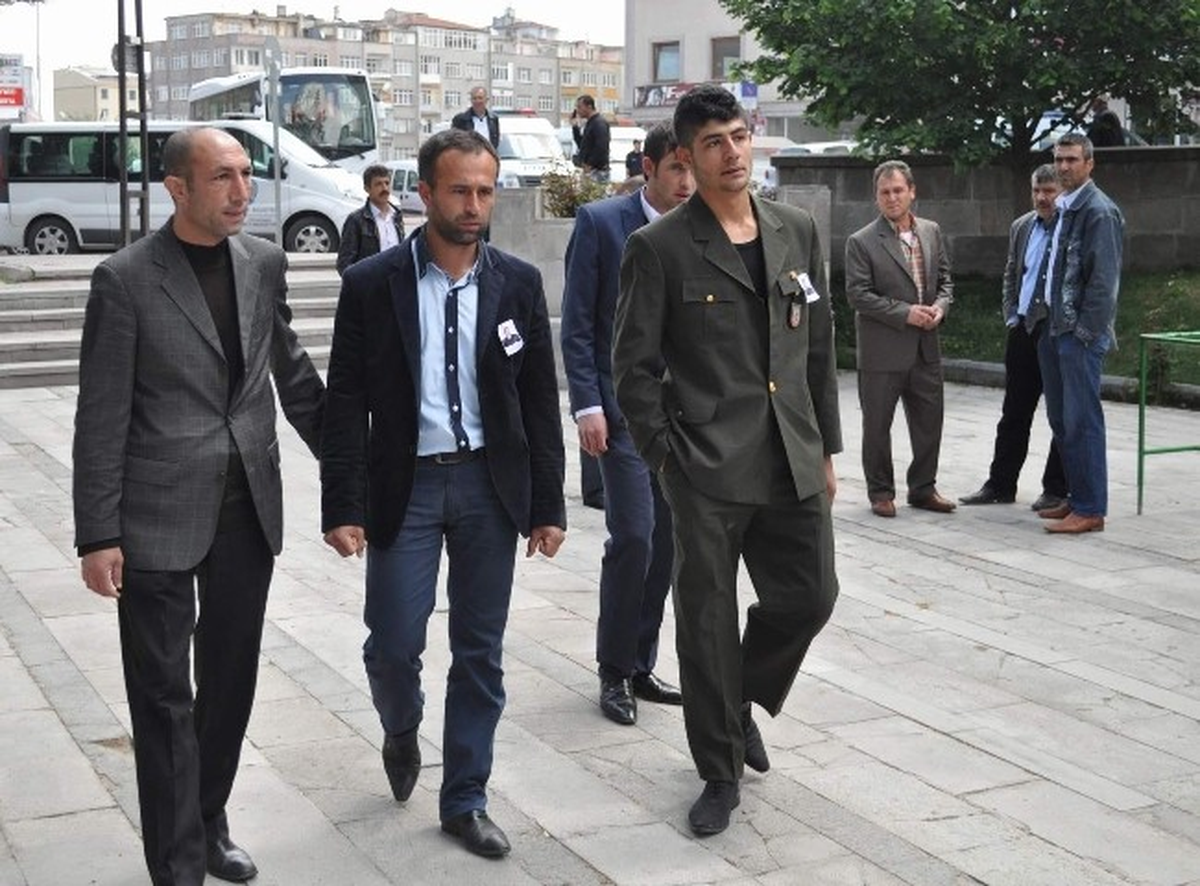 Cenazeye Ağabeyinin Üniformasıyla Geldi