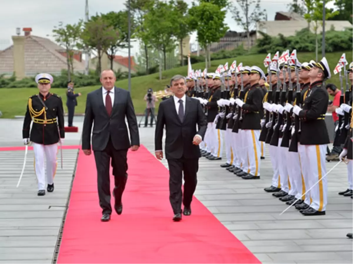 Cumhurbaşkanı Gül, Gürcistan\'da Resmi Törenle Karşılandı