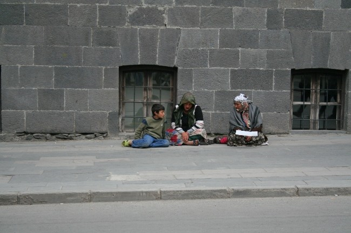 Kars\'ta Dilenciler Vatandaşları Canından Bezdirdi