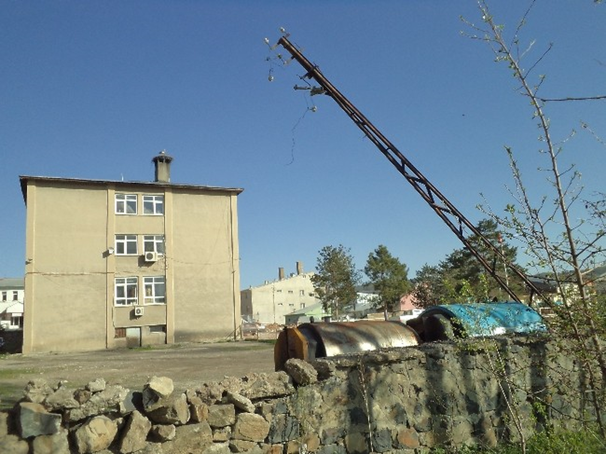 Varto\'da Elektrik Direği Tehlike Saçıyor