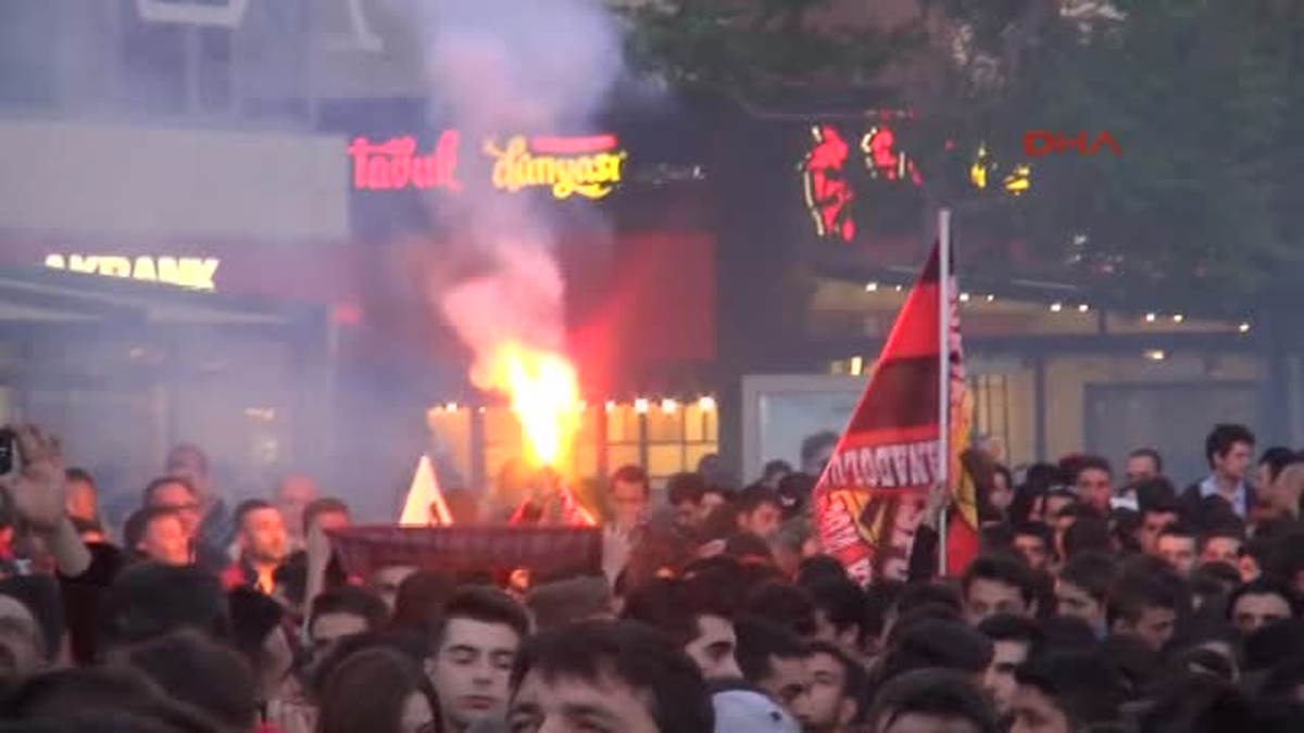Eskişehir\'de 10 Bin Kişi Dev Ekrandan Maç İzledi