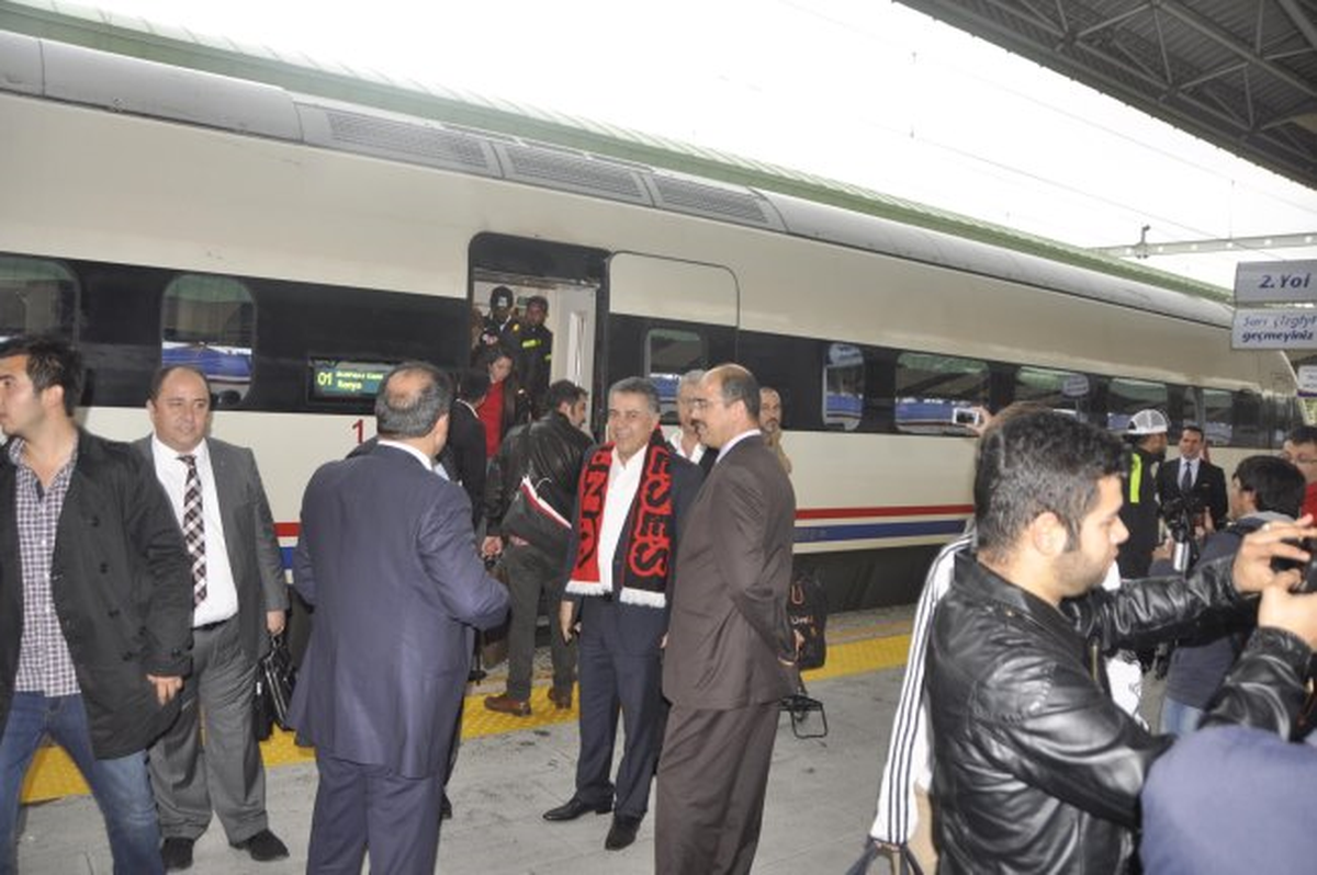 Eskişehirspor Hızlı Trenle Konya\'ya Gitti