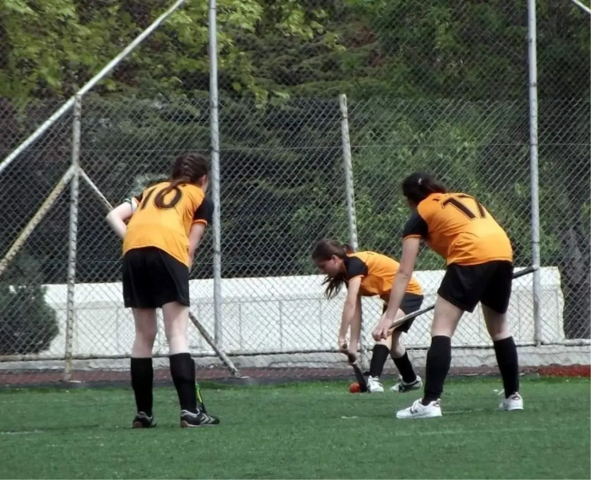 Fener Anadolu Lisesi Çim Hokeyi Takımı Türkiye Şampiyonasına Katılacak