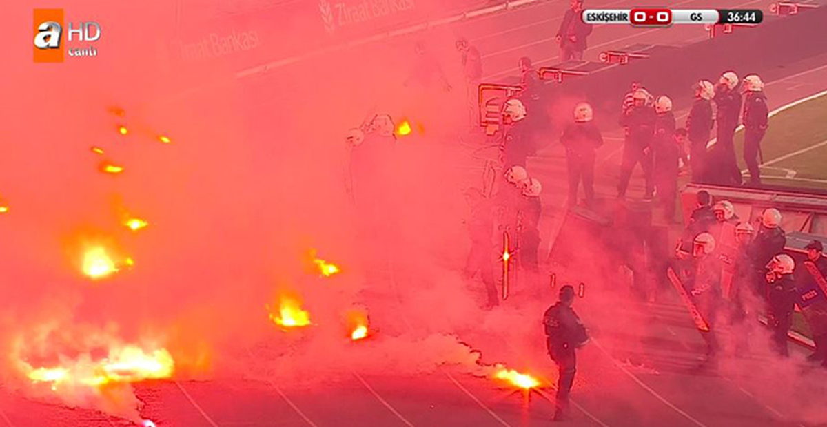 Galatasaray - Eskişehirspor Maçında Sahaya Meşale Yağdı