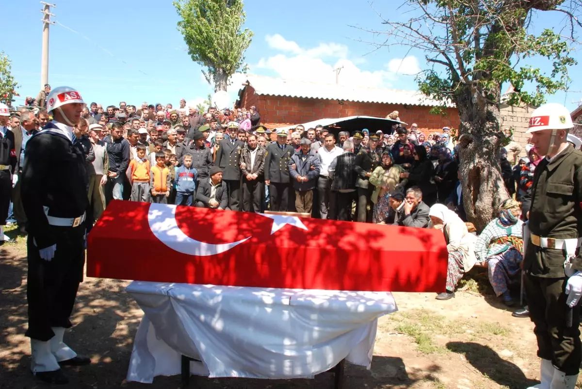 Hakkari\'de Askeri Aracın Şarampole Devrilmesi