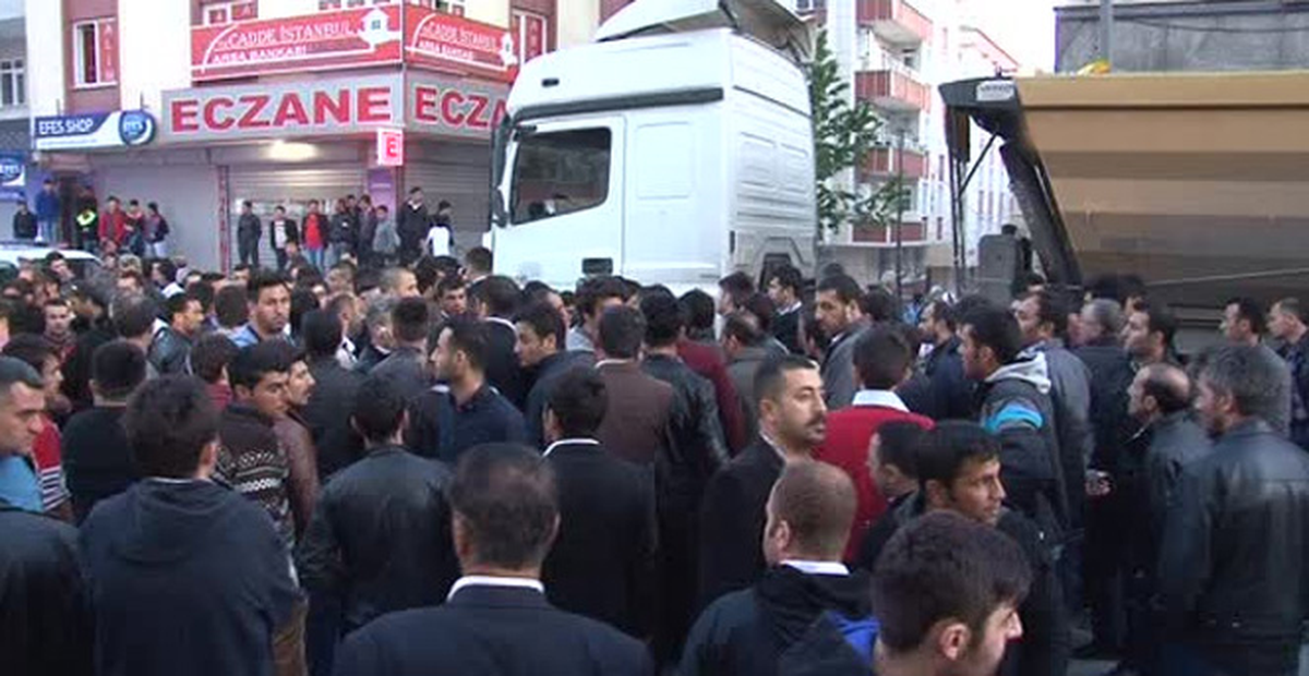 Hamile Kadına Otomobil Çarptı Kamyon Üzerinden Geçti