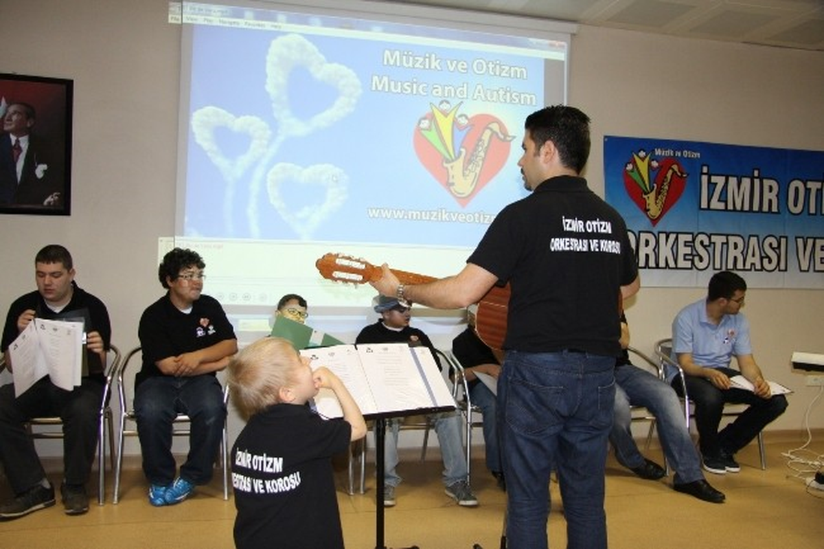 İzmir Otizm Orkestrasından Mutluluk Notaları