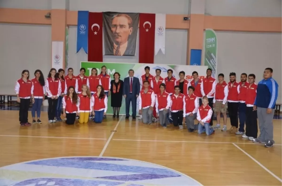 İzmirli Sporcular Malzemelerine Kavuştu