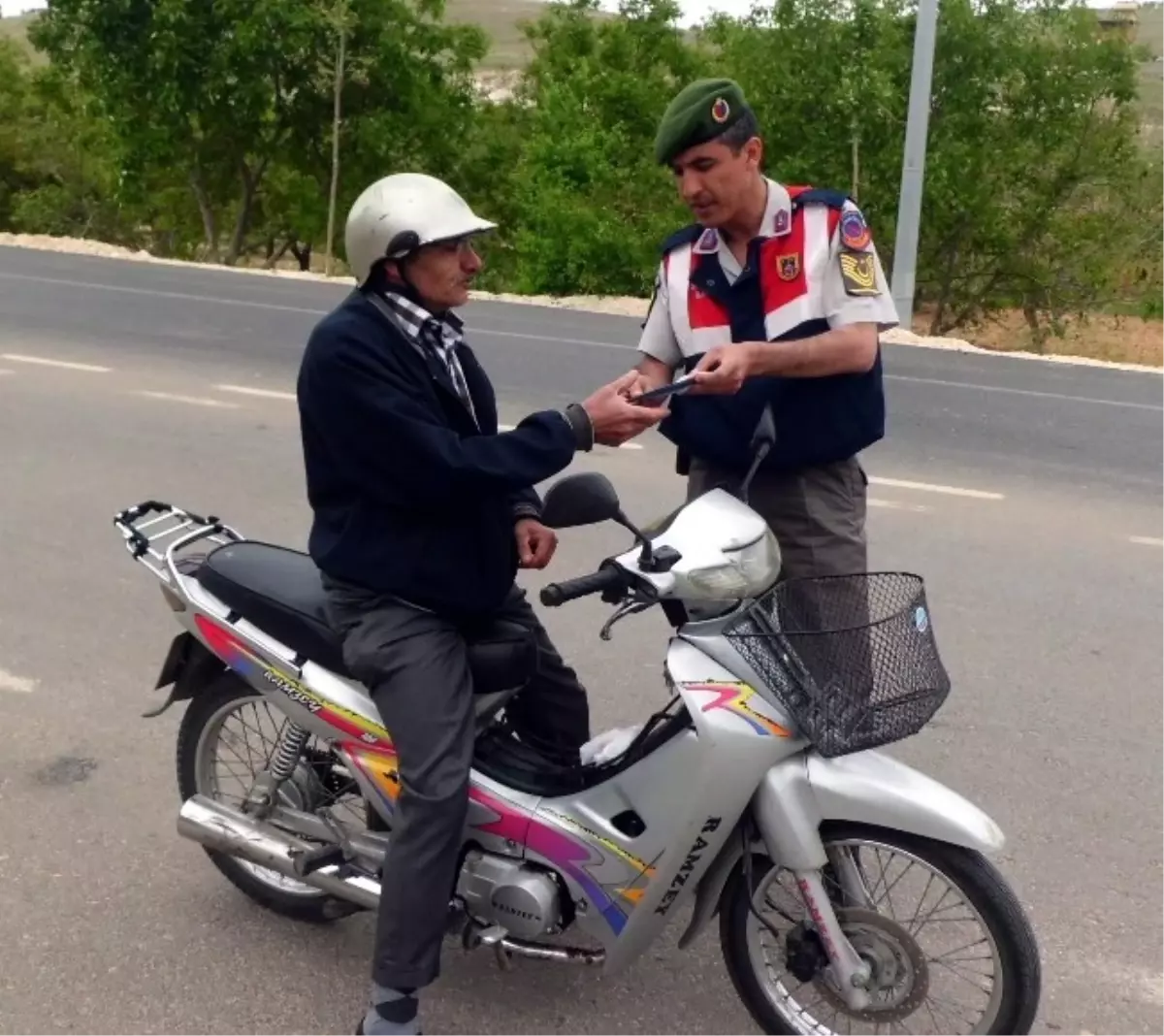 Gaziantep\'te Jandarma Sürücülere Hediye Dağıttı