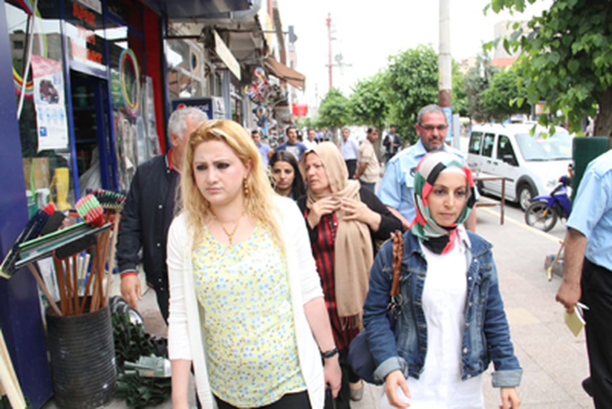 Kadınlar, Kaldırımları İşgal Eden Esnafları Uyardı