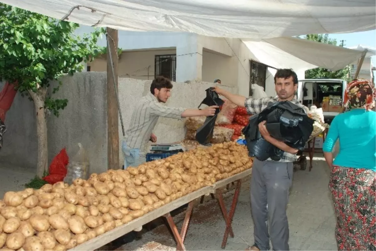 Kırıkhan\'a Pazarcı Esnafına Çöp Poşeti Dağıtıldı