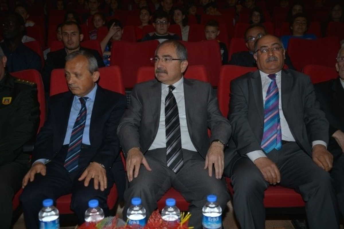 Kırklareli Valisi Yaman Kompozisyon Yarışmasını Kazanan Öğrencilere Ödüllerini Verdi