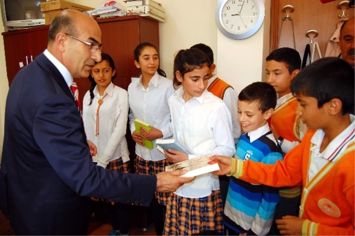 Köy Okullarındaki Öğrencilere Kitap Hediye Edildi