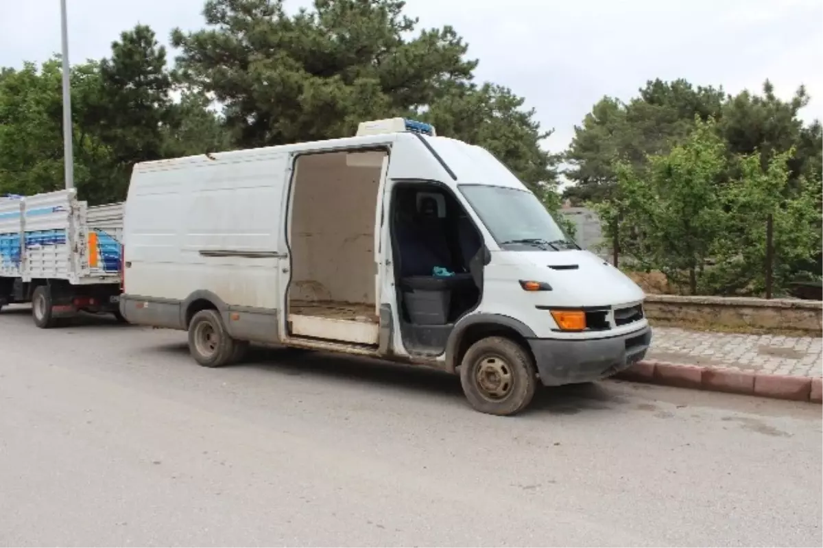 Minibüsün Kapılarını Söküp Terk Ettiler