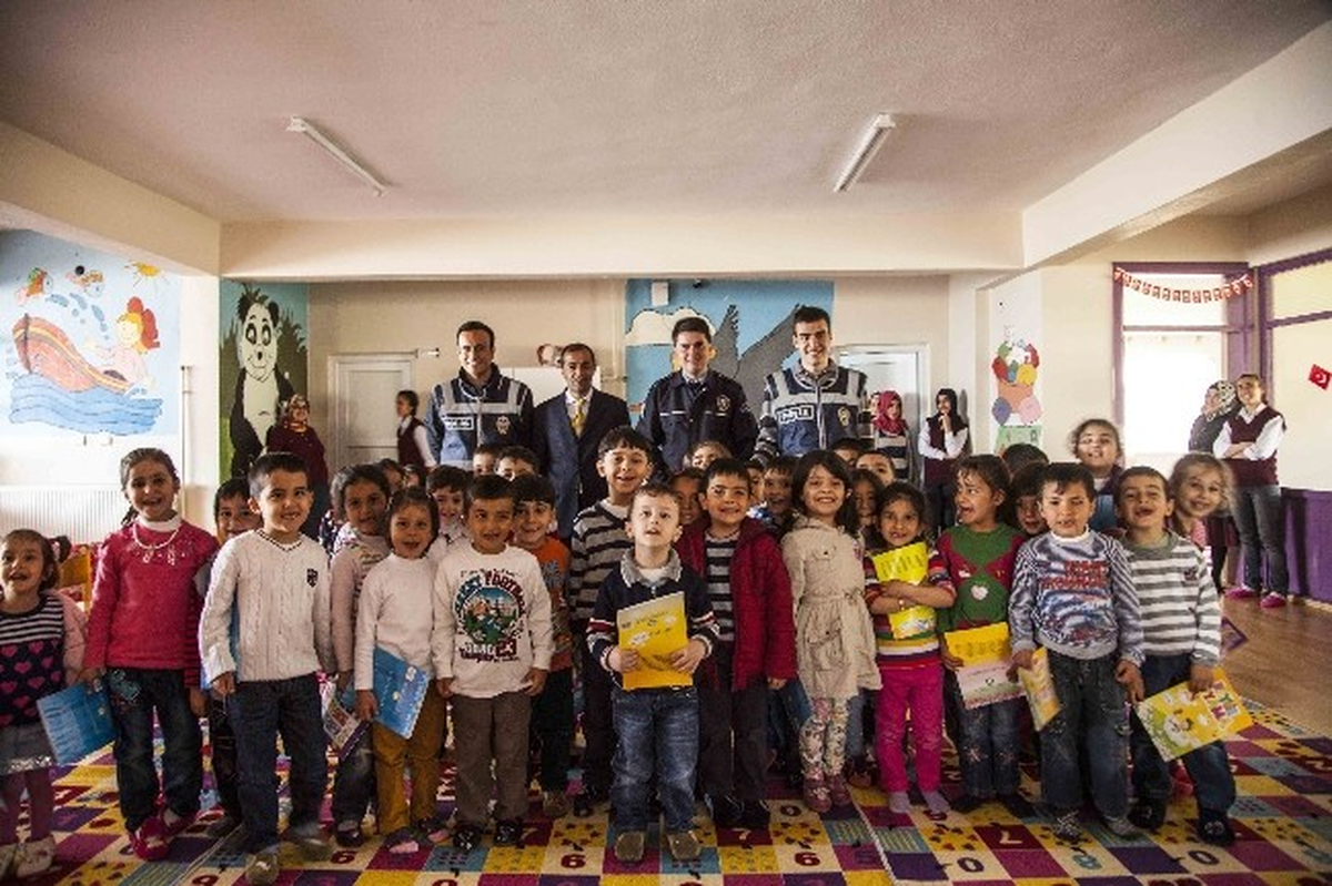 Minik Öğrenciler Polis Amcalarıyla Buluştu