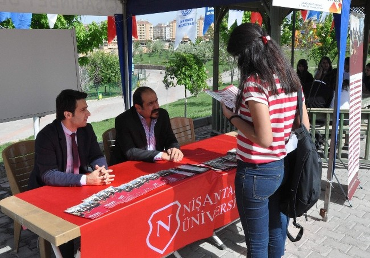 Öğrenciler Üniversite Tanıtım Fuarını Şenliğe Çevirdiler