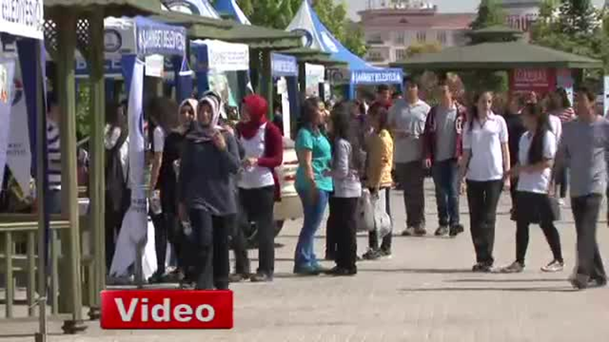 Öğrenciler Üniversite Tanıtım Fuarını Şenliğe Çevirdiler