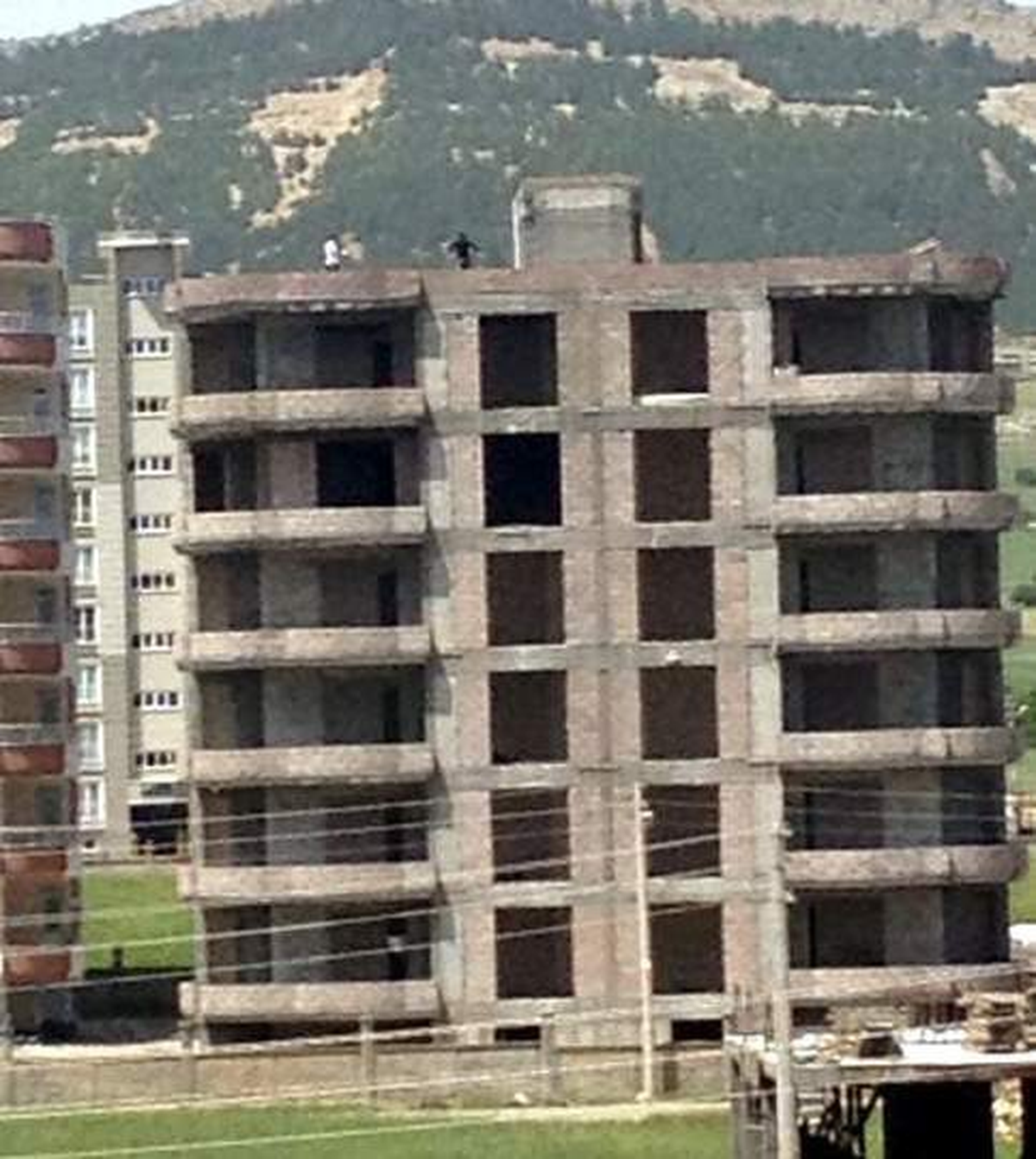 Okuduğu Okulun Karşısında İntihar Teşebbüsünde Bulundu