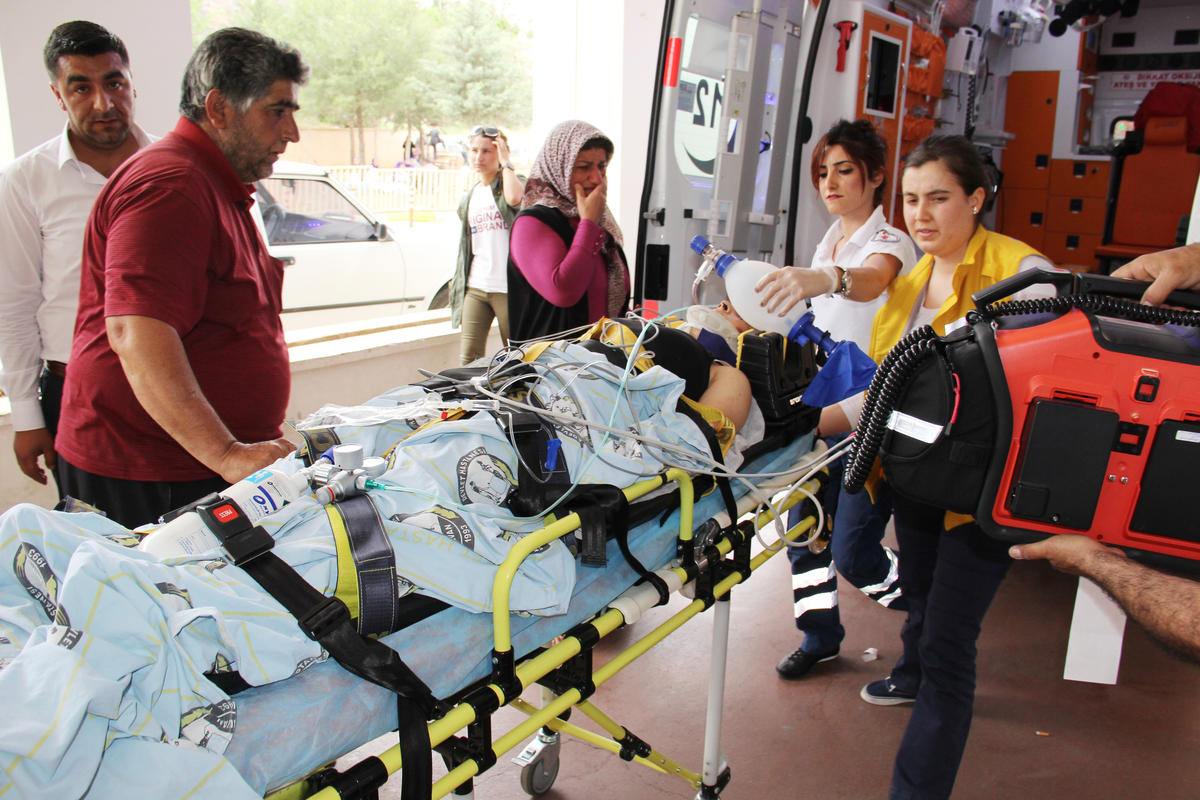 Şanlıurfa\'da Otomobil Öğrencilere Çarptı: 3 Yaralı