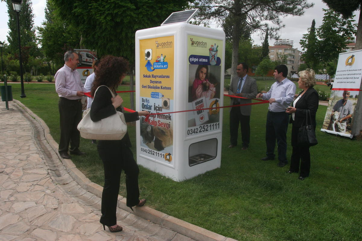 Sokak Hayvanlarına Geri Dönüşüm Kutusu