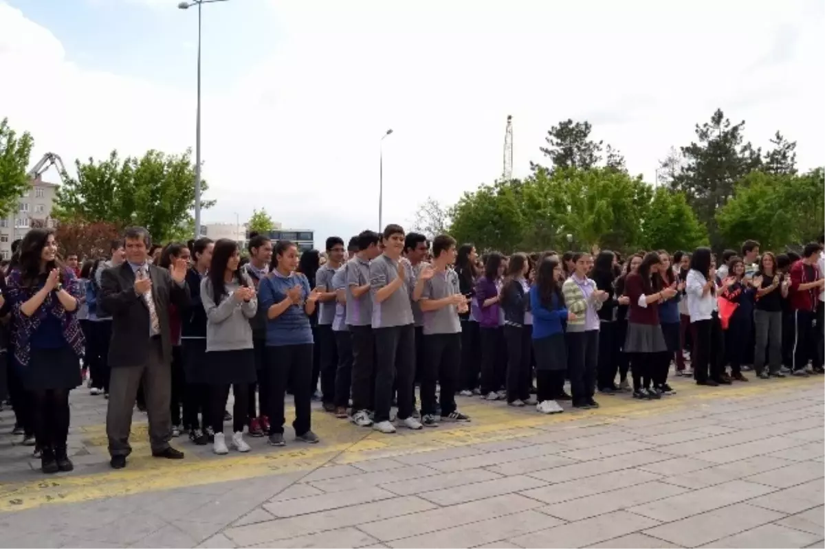 Sümer Anadolu Lisesi Marşı Bestecisine Plaket Takdim Edildi