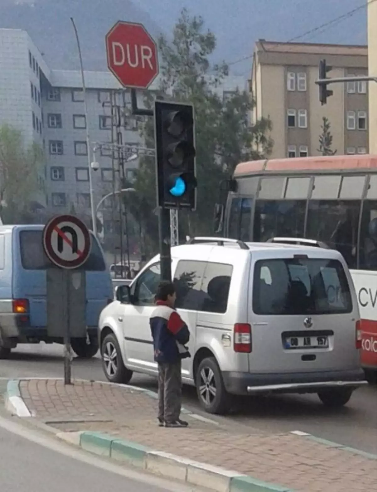 Suriyeli Dilenciler Trafik Işıklarını Mesken Tuttu