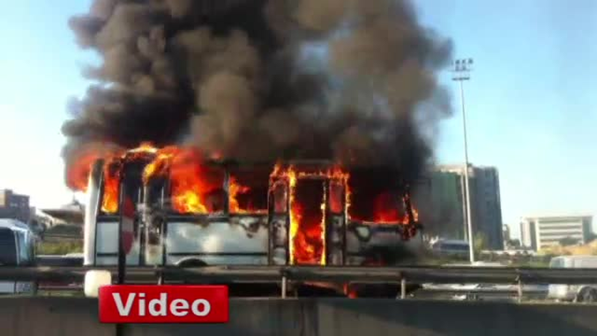 Tem Otoyolu\'nda Yolcu Minibüsü Alev Alev Yandı