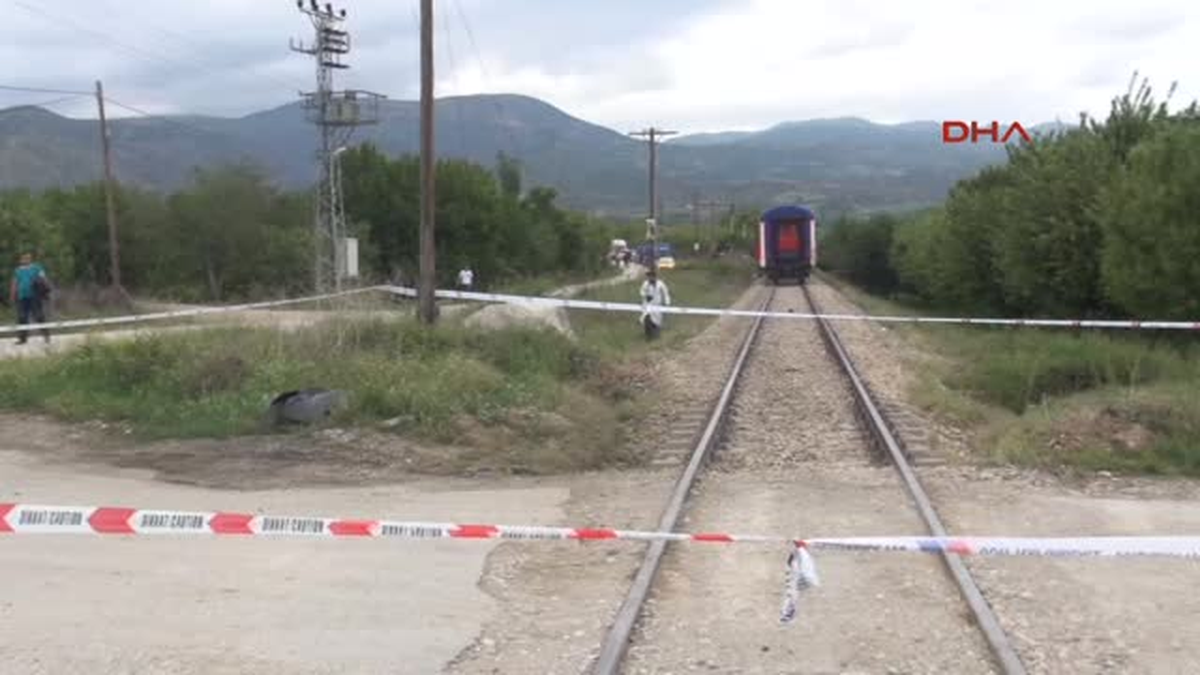 Tren, Otomobile Çarptı 1 Ölü