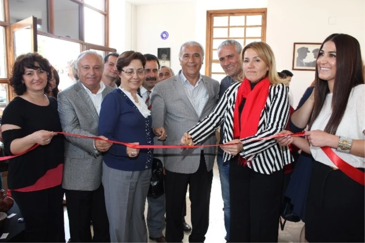 Urla\'da "Emek Eller" Seramik Sergisi Açıldı