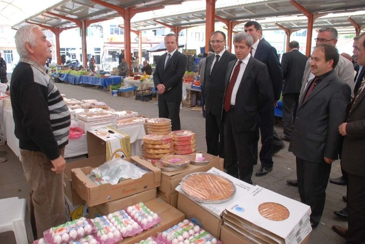Valiyi Karşılarında Gören Pazarcılar Şaşırdı