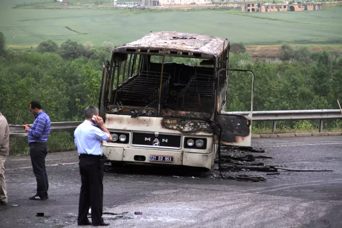 Dicle Üniversitesinin Servis Otobüsünü Molotofla Yaktılar