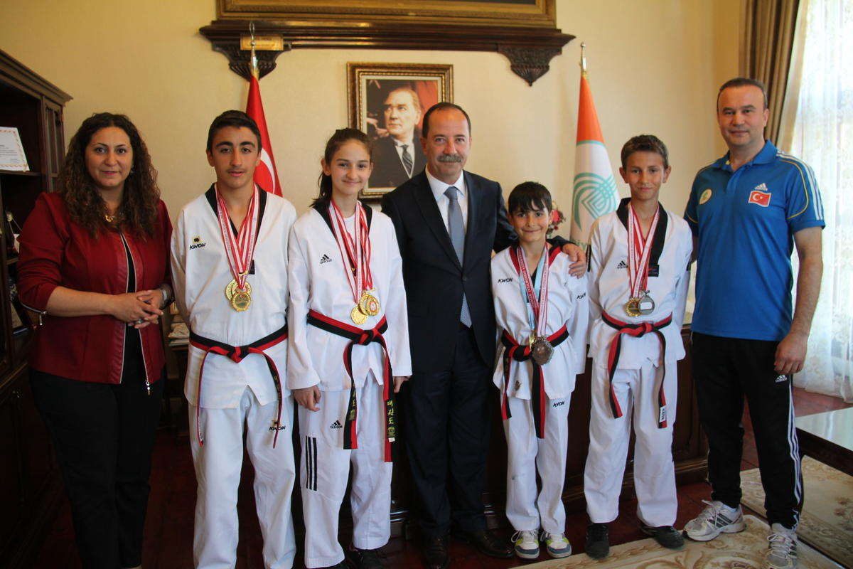 Başarılı Sporcular Belediye Başkanı Gürkan\'ı Ziyaret Etti