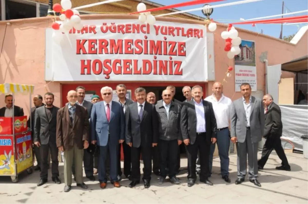 Belediye Başkanı Akdoğan \'Hayır Çarşısı\' Kermesini Ziyaret Etti