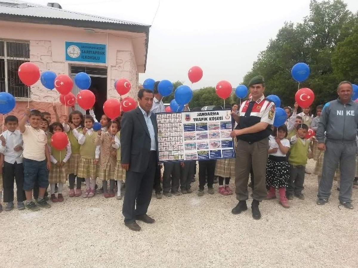 Besni İlçe Jandarma Komutanlığı Trafik Haftasını Öğrencilerle Kutladı