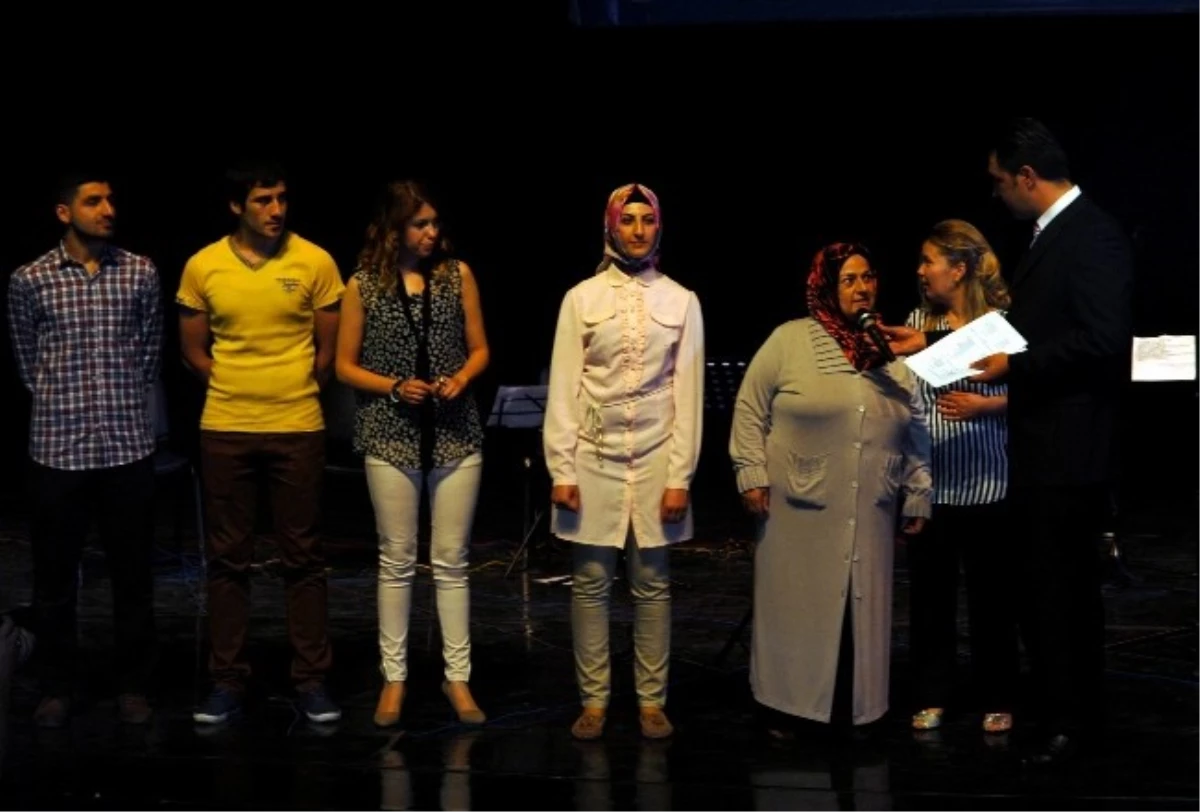 Diyarbakır\'da Polisler Eşleriyle Birlikte Kürtçe-Türkçe Şarkılar Söyledi