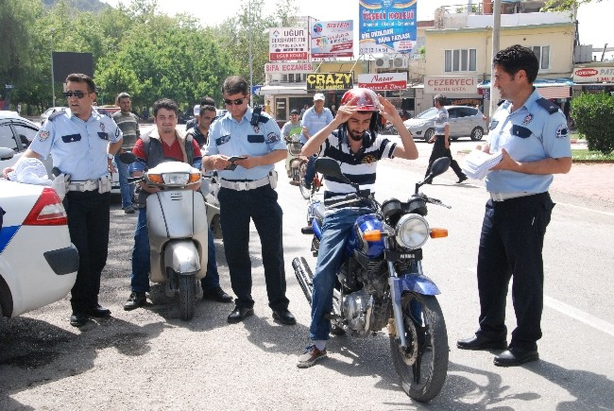 Silifke\'de Ehliyetli Motosiklet Sürücülerine Kask Dağıtıldı