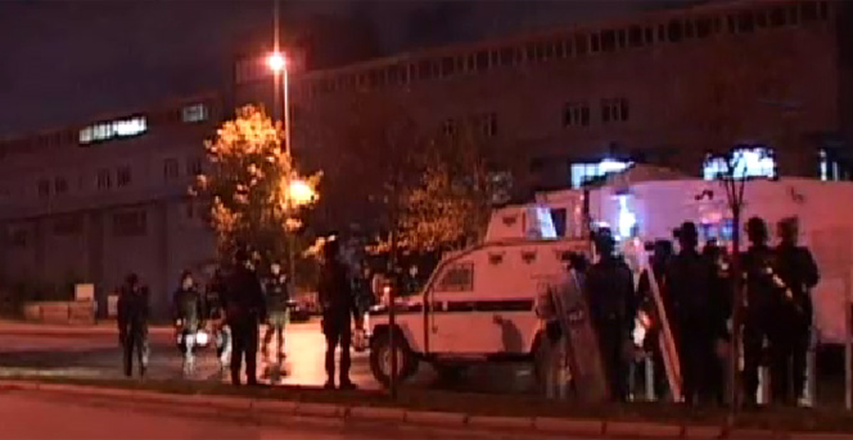 Esenyurt\'ta Yol Kapatan Gruba Polis Müdahalesi