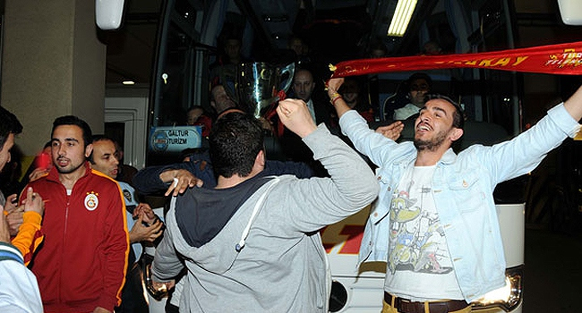 Galatasaray\'a İstanbul\'da Davullu Zurnalı Karşılama