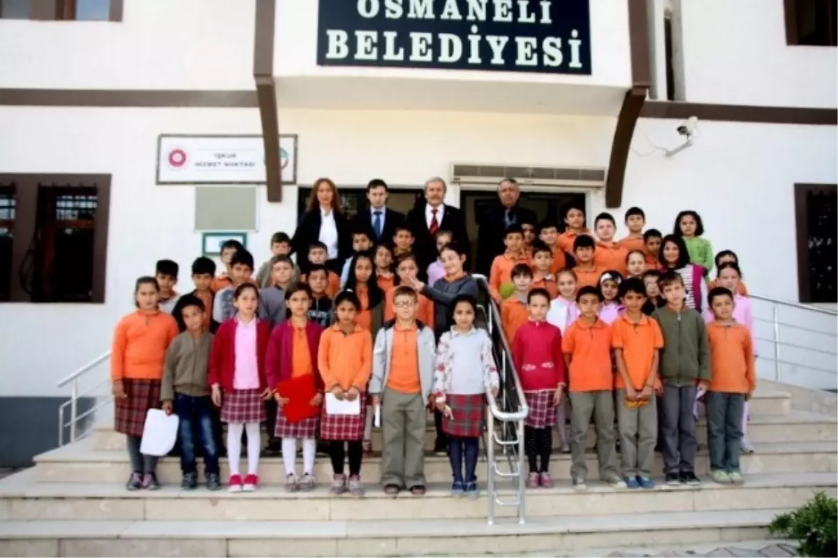 İlkokul Öğrencileri Belediye Başkanı Şahin\'i Makamında Ziyaret Ettiler