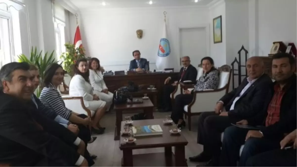 Kızılay Kadın Kollarından Kaymakam Erkan\'a Ziyaret