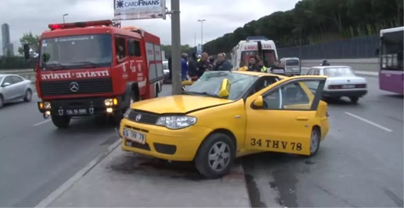 Maslak\'ta TIR Viracı Alamadı Taksiye Çarptı : 5 Yaralı