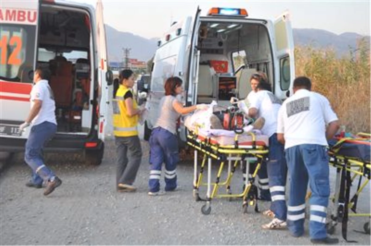 Mersin\'de Öğrenci Servisi ile Minibüs Çarpıştı: 17 Yaralı