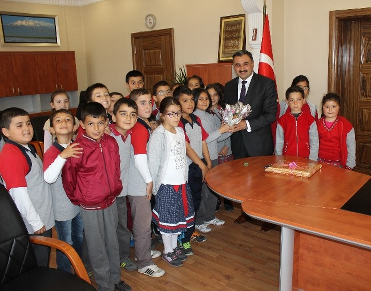 Öğrenciler, Belediye Başkanı Cabbar\'ı Ziyaret Etti