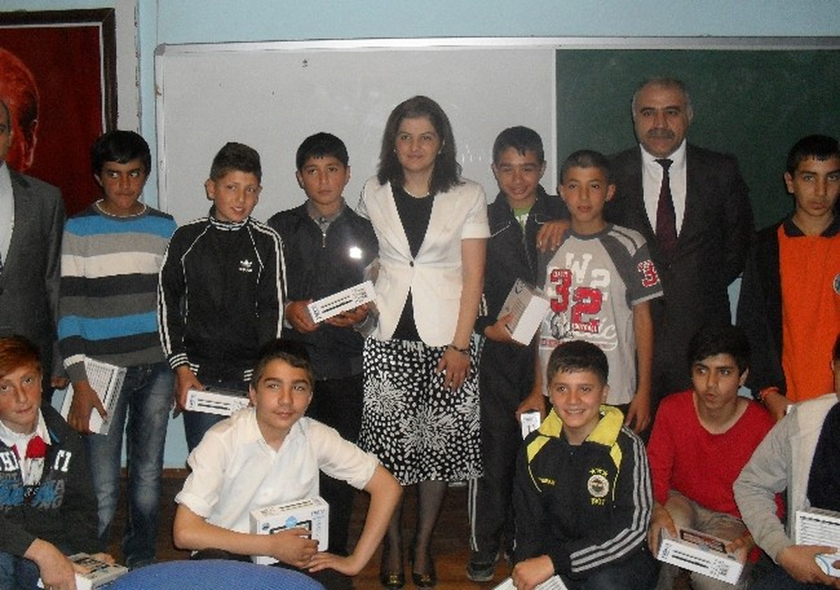 Sabah Namazına Gelen Çocuklara Tablet Bilgisayar Dağıtıldı