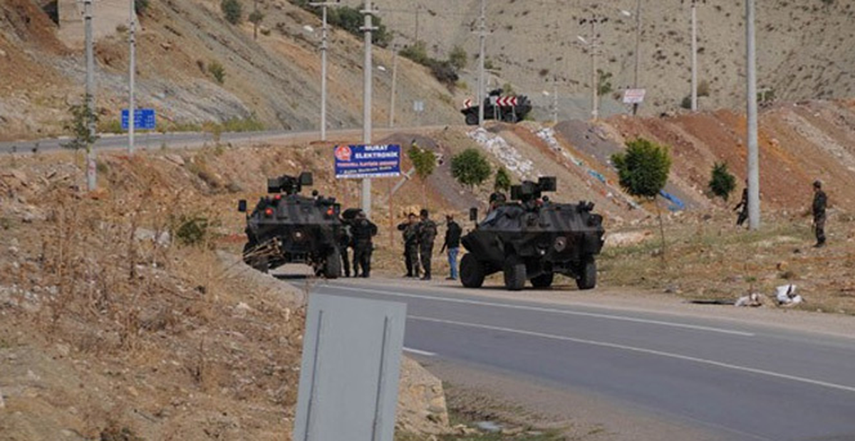 Tunceli\'de Yol Kesen PKK\'lılar Araç Yaktı