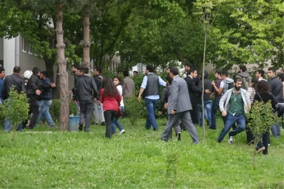 Uludağ Üniversitesi\'nde Taşlı Sopalı Kitap Okuma Kavgası