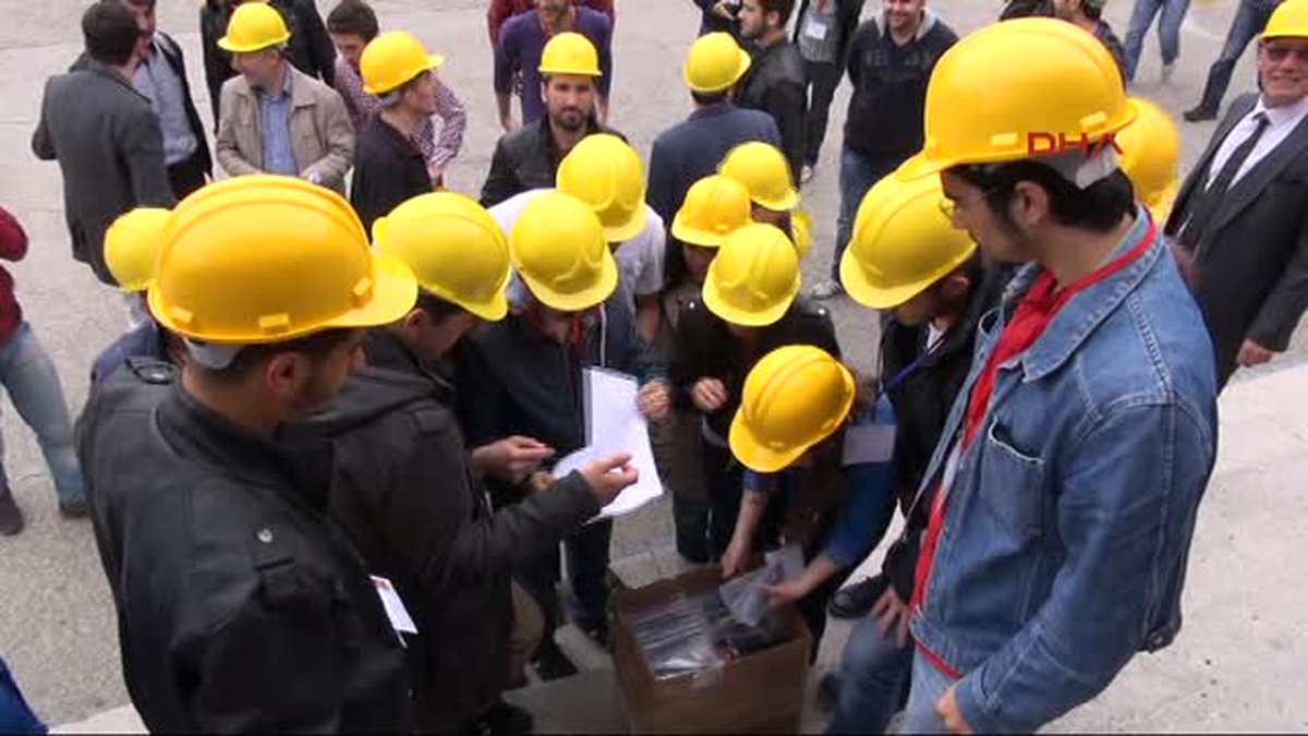 Üniversiteliler, Ygs Kalemlerini Öğrencilere Dağıttı
