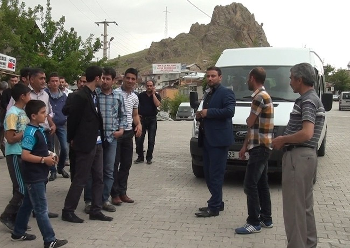 Vatandaşlar Elazığ-Keban Karayolu\'nu Trafiğe Kapattı